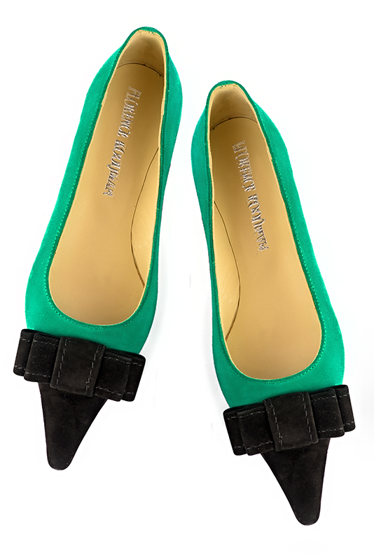 Matt black and emerald green women's dress pumps, with a knot on the front. Pointed toe. Flat flare heels. Top view - Florence KOOIJMAN